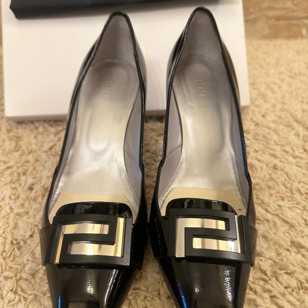 Versace women’s black patent leather low heel shoes/pumps